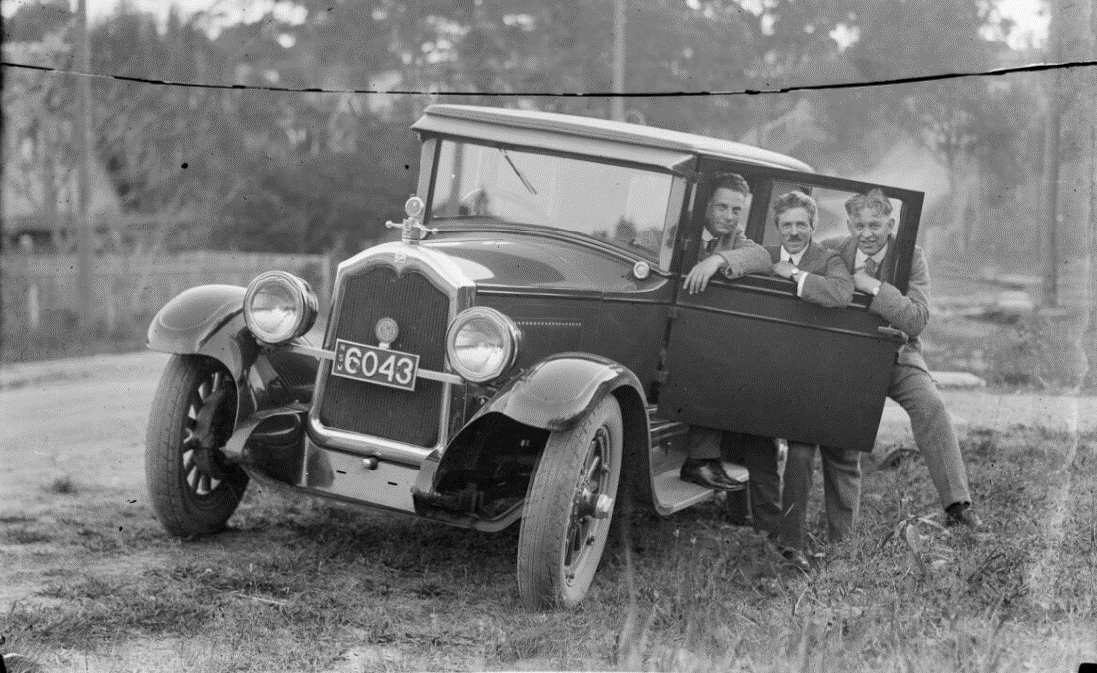 In 1926, James Paton, Harold Cazneaux and Monte Luke beside Caz’s Silver Buick